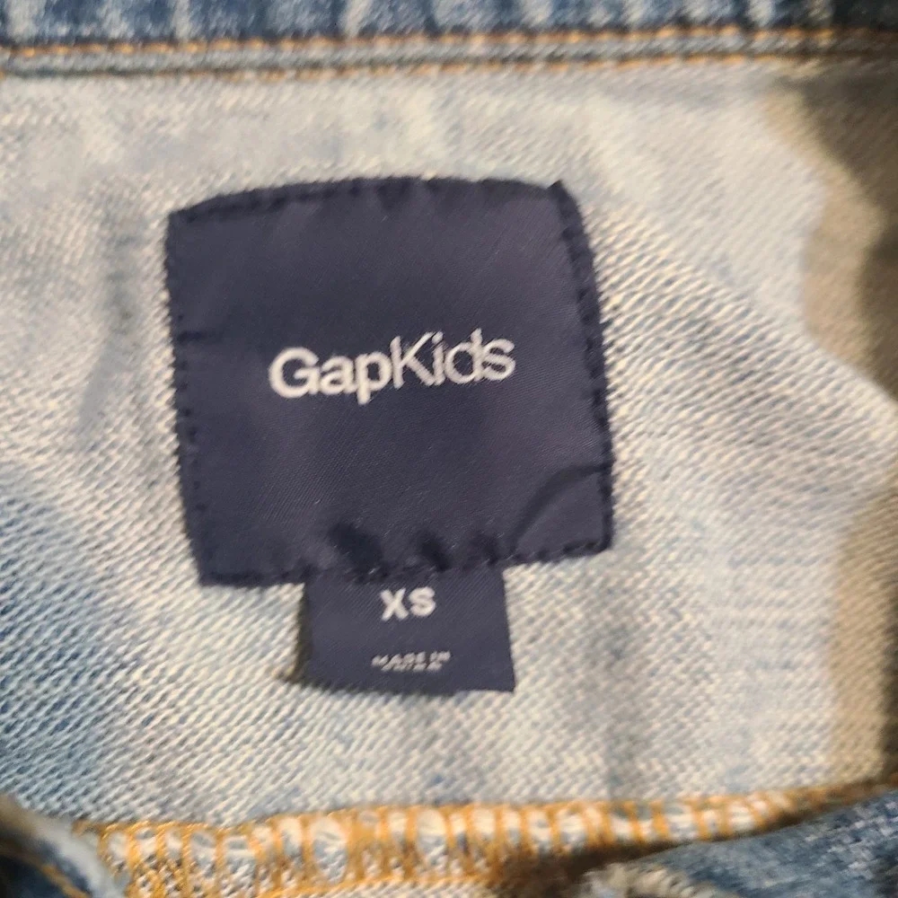 Gap Kids Light Denim Jean Jacket XS 4/5 Boho Embellished Cuffs Pockets‎ Snaps